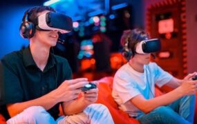 Två personer använder VR-headset och handkontroller tillsammans