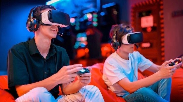 Två personer använder VR-headset och handkontroller tillsammans